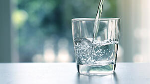 Einige Mineralwässer enthalten besonders viel Magnesium und können dadurch die Mineralstoff-Zufuhr ergänzen.