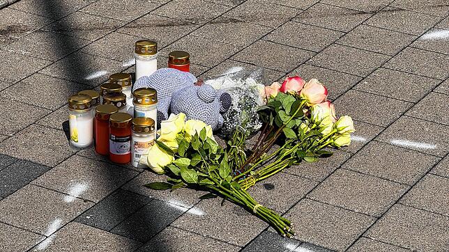 Markierungen mit Sprühfarben und Trauerbekundungen sind auf einem Parkplatz zu sehen. Nach einem Streit auf einem Parkplatz soll ein ...