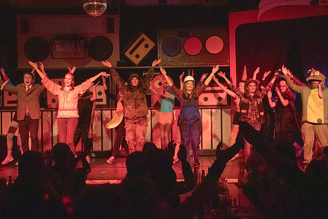 YMCA: Die Ministranten als Indianer, Bauarbeiter, Cowboy und Soldat bei ihrem Tanz zum Hit der Village People.