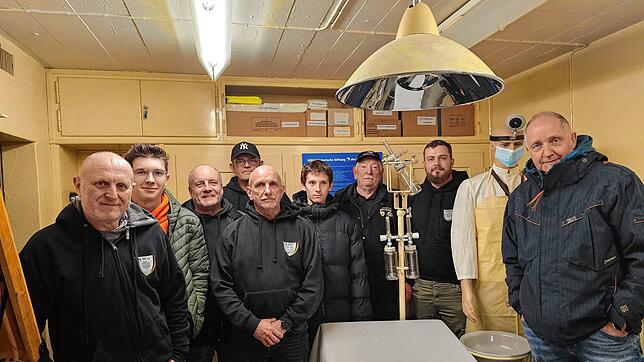 Sieben Mitglieder des Schützen- und Reservistenvereins Klettgau und zwei junge Interessierte besuchen die Bunkeranlage Festung Ebersberg ...