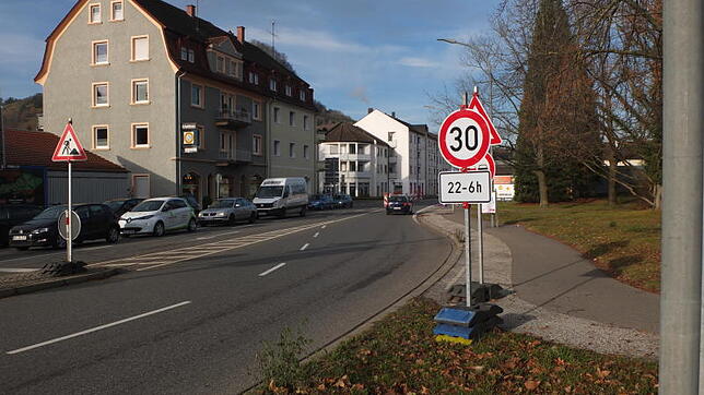 Ein Schild macht darauf aufmerksam: 30 Stundenkilometer zwischen 22 und 6 Uhr morgens auf einem Teilstück der Hohenkrähenstraße. Die ...