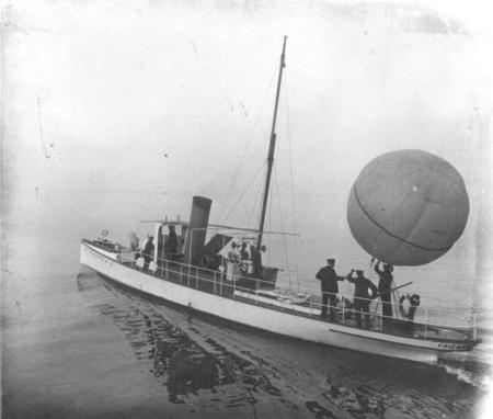 Mit dem schnellen Schiff "Gna" konnten die Wetter-Drachen auch bei Windstille in den Himmel gezogen werden.