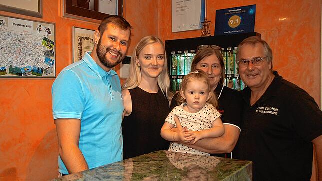 Matthias und Sabine Häussermann (mit Enkelin Mia) übergeben ihr Hotel Oberrhein an Christin und Simon Häussermann.