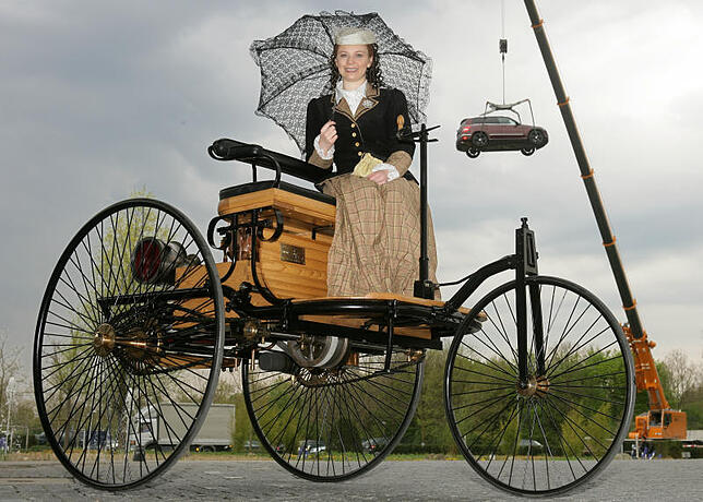 Darstellung der ersten Autofahrt von Bertha Benz 1886. Dass das Automobil Pferd und Eisenbahn Konkurrenz machen würde, glaubten damals ...