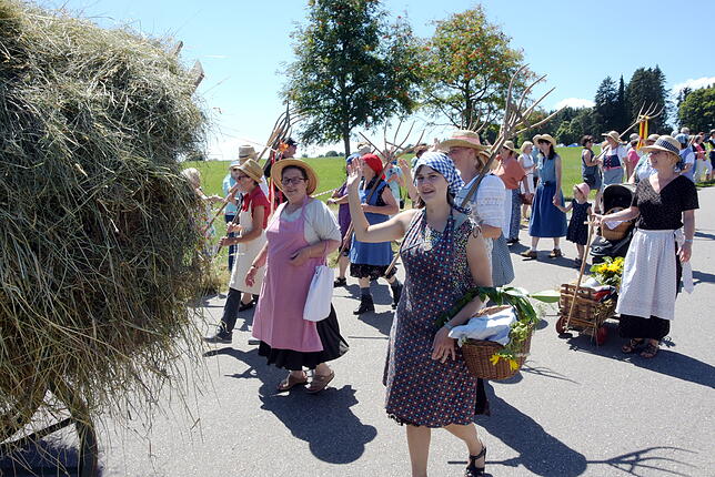 Der Gemischte Chor Amrigschwand und die Landfrauen vom Höchenschwanderberg nahmen gemeinsam mit einem Heuwagen am Umzug teil.