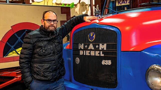 Rainer Wagner steht vor einem der frisch überholten Fahrzeuge.