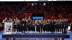 Spieler und Verantwortliche von Ratiopharm Ulm bedanken sich im Juni 2025 im SAP Garden bei den Fans.