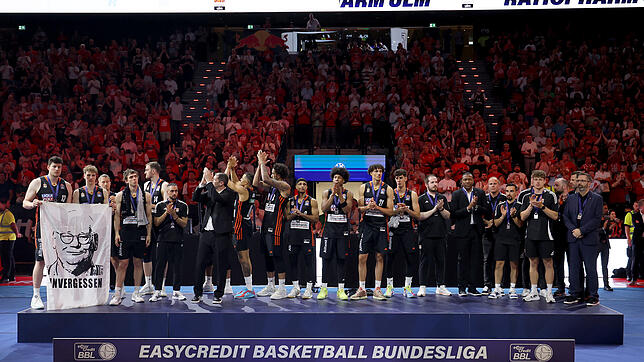 Spieler und Verantwortliche von Ratiopharm Ulm bedanken sich im Juni 2025 im SAP Garden bei den Fans.