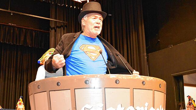 Der Mann aus dem Süden der Stadt alias Fritz Löffler klagt auf sehr heitere Weise sein Leid über die Ampelanlage am Bahnhof.