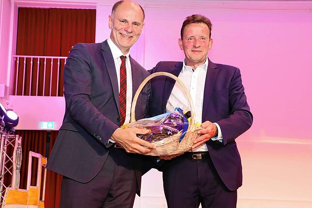 Zusätzlich zur Bürgermedaille erhält der Celjer Bürgermeister Bojan Srot (rechts) noch einen Geschenkkorb von Oberbürgermeister Bernd ...