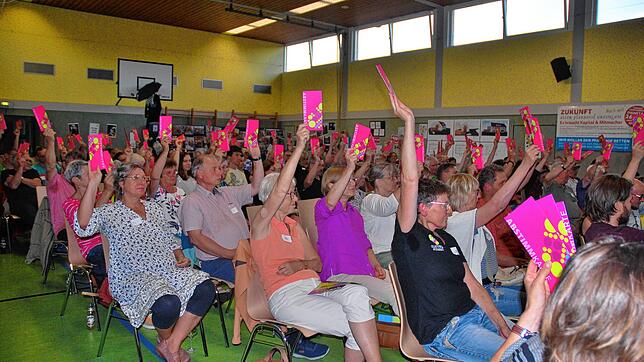 Die Mitglieder der Klettgeno in der Gemeindehalle in Griessen. Sie befürworten den Umbau des Gasthofs Linde. Bilder: Eva Baumgartner