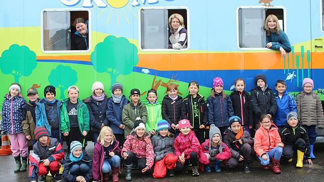 Kinder der zweiten Klasse aus Wald erforschten mit ihren Lehrerinnen Susi Figwer und Sandra Bialk sowie Naturpädagogin Sabine Reußink am ...