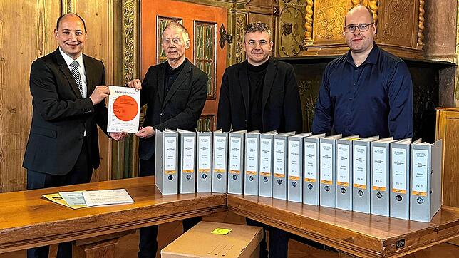 Nach rund zwei Monaten Bearbeitungszeit konnte Oberbürgermeister Christian Ruf (links) die Baugenehmigung für die neue JVA Rottweil samt ...