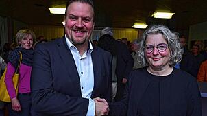 Faire Geste. Die beiden stimmenstärksten Kandidaten Florian Merz und Isolde Grieshaber beglückwünschen sich für den bisherigen ...