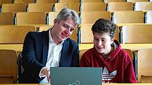 Paul Heine und Ralf Gerlich im Hörsaal: Das Programmier-Modul konnte der junge Mann mit der Bestnote 1,0 beenden. Foto: Hochschule ...