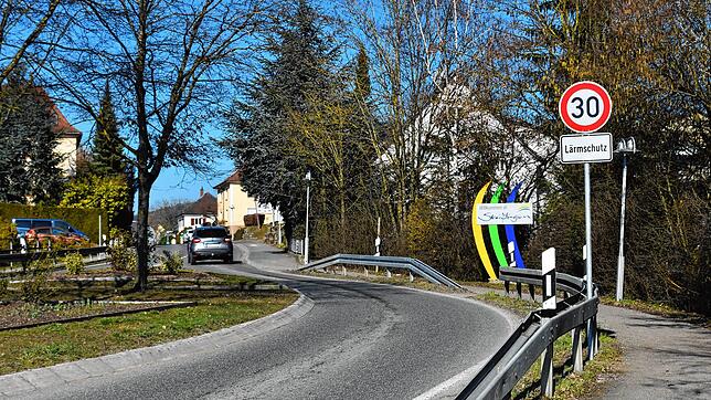 Gleich am Steißlinger Ortseingang begrüßt nun Tempo 30 die Verkehrsteilnehmer. Damit will die Gemeinde den Verkehrslärm reduzieren. ...