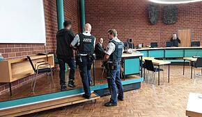 Der 35-jährige Deutsche mit irakischen Wurzeln wird von Justizbeamten in den Schwurgerichtssaal des Landgerichts Konstanz geführt.