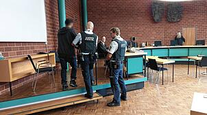 Der 35-jährige Deutsche mit irakischen Wurzeln wird von Justizbeamten in den Schwurgerichtssaal des Landgerichts Konstanz geführt.