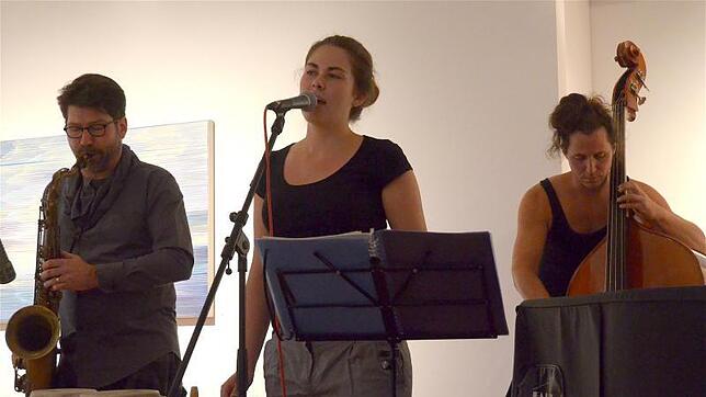 Florian Loebermann, Hannah Loebermann und Haiko Ramsauer bei ihrem Auftritt während der Vernissage in der Stadtgalerie.