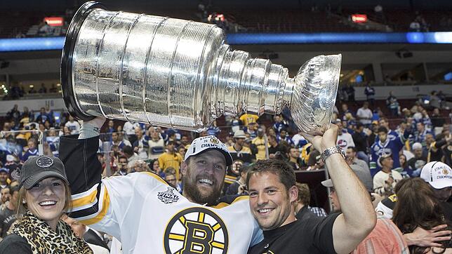 Was für ein Trümmer: Stolz reckt Dennis Seidenberg im Juni 2011 gemeinsam mit seinem jüngeren Bruder Yannic den riesigen Stanley Cup in ...