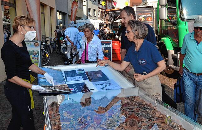 Viel öffentliche Aufmerksamkeit: Bei ihrer Aktion in der Marktstraße zeigt Betty Beier Wochenmarktbesuchern ein Stück Boden, von einer ...