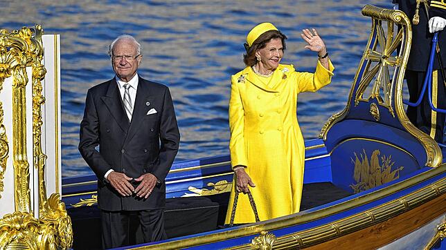König Carl XVI. Gustaf und Königin Silvia von Schweden winken Mitte September anlässlich der Feierlichkeiten zum 50. Thronjubiläum am ...