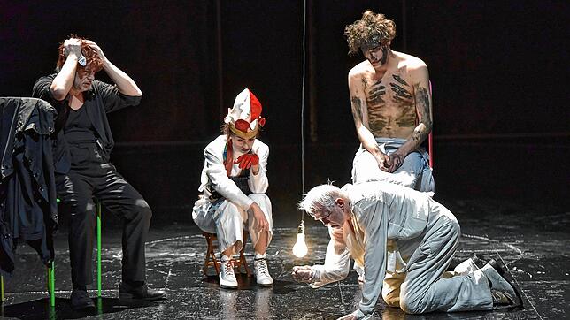 Die Schauspieler Peter René Lüdicke (Kent, von links), Lea Ruckpaul (Cordelia), Martin Schwab (Lear) und Lukas T. Sperber (Edgar) in der ...