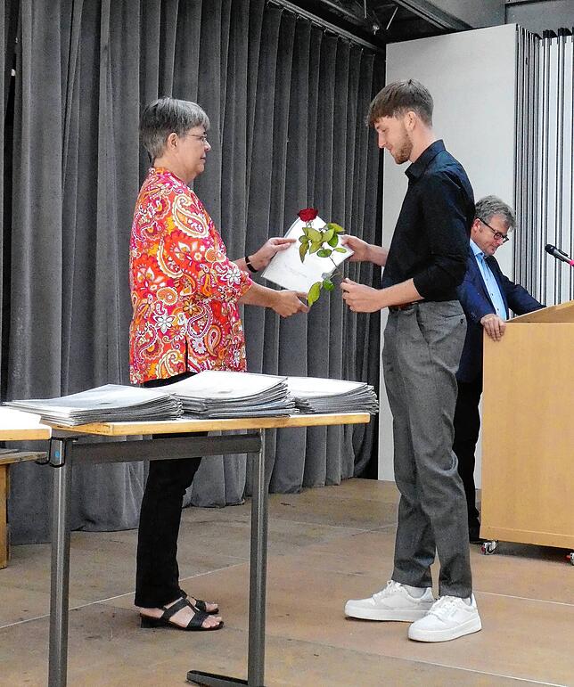 Bild 3: In der Aula des Gymnasiums wurden den 65 Abiturienten feierlich ihre Zeugnisse überreicht
