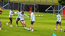Im Training der Spanier herrscht eine ausgelassene Stimmung. Bild: Esteban Waid