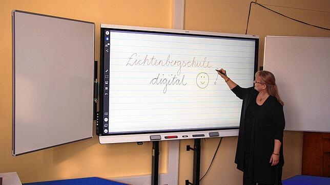 Rektorin Mirjam Boonekamp vor einem Whiteboard &ndash; einer digitalen Tafel &ndash; der Lichtenbergschule.