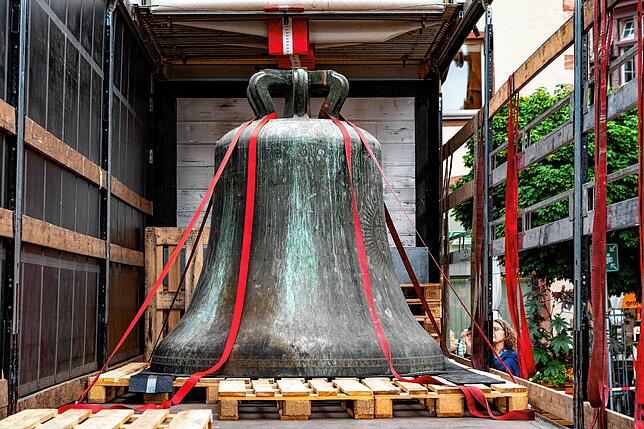 Bild 32: Eine spektakuläre Aktion: Die Münsterglocke wird in einer millimetergenauen Präzisionsarbeit aus dem Turm gehievt, zahlreiche Besucher schauen zu