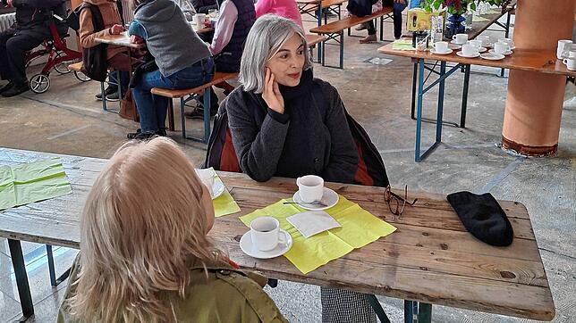 Probesitzen dort, wo ab Sommer das Bistro Gäste willkommen heißen wird: Beim Tag der offenen Baustelle machten sich viele Heiligenberger ...