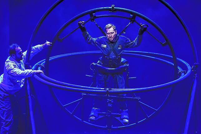 Der Schauspieler Samuel Koch bewegt sich bei seiner Show „Schwerelos“ in einem Aerotrim. Der 36-Jährige bezeichnet das ...