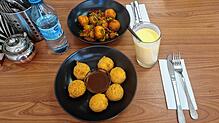 Was kommt heute auf den Tisch? Momos in verschiedenen Varianten. Dazu ein Mango Lassi und ein kleines Wasser.