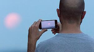 Auch mit einem einfachen Smartphone kann man Fotos von der Mondfinsternis machen. (Archivbild)