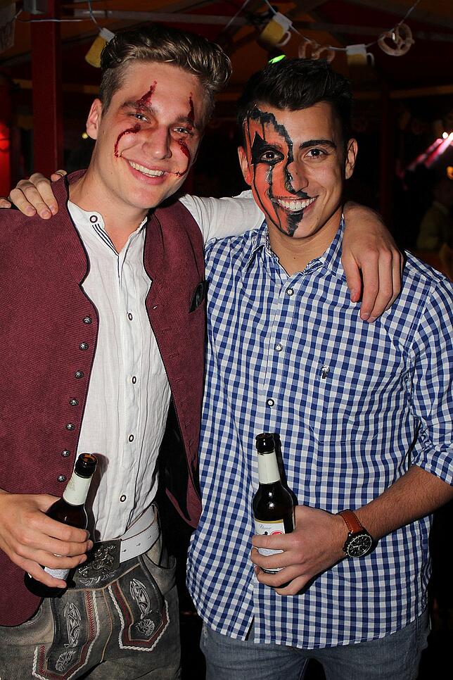 Bild 6: 1400 Gäste feiern die Halloweennacht in Tracht mit der Band Allgäu Power