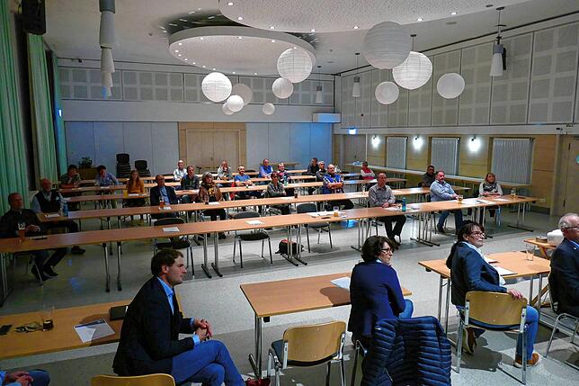 Der große Saal des Clubhauses Heuberg bot genügend Platz, um die Versammlung auch unter Einhaltung der Bedingungen der Corona-Pandemie ...