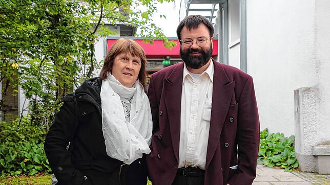 Beatrix und Michael Hug beim Wahlgang in Volkertshausen vor der alten Kirche.