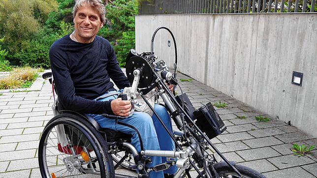 Der Konstanzer MS-Patient Andreas Friedel ist auf den Rollstuhl angewiesen &ndash; hier ergänzt um sein Handbike. Er hofft, dass die ...