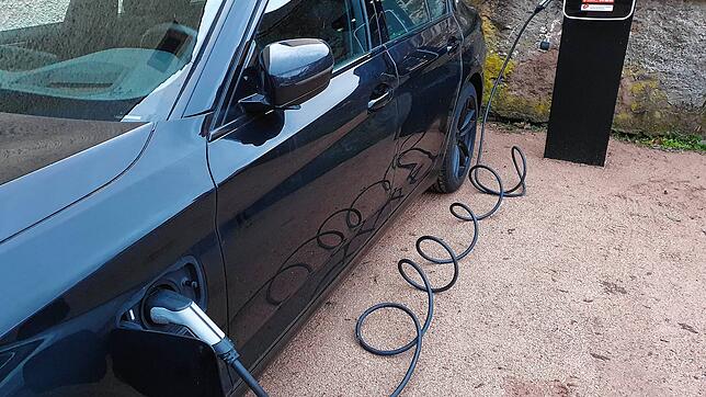 Nachladen an einem Hybridwagen: Im Villinger Rathaus-Hof wird der neue Ladepark bereits genutzt.