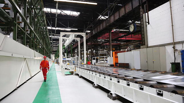 Wie lässt sich der Umbau der Industrie auf das System 4.0 bewerkstelligen? An einer Befragung der IG Metall (im Bild ein Blick in das ...