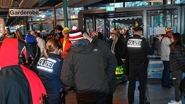 Zahlreiche Polizisten sorgten im vergangenen Jahr vor und bei dem Narrengericht rund um Gesundheitsminister Karl Lauterbach für ...