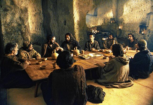 Ging es so beim Letzten Abendmahl zu? In dem Film &bdquo;Die Passion Christi&ldquo; (2004) nehmen Jesus (Mitte) und die zwölf Apostel an ...
