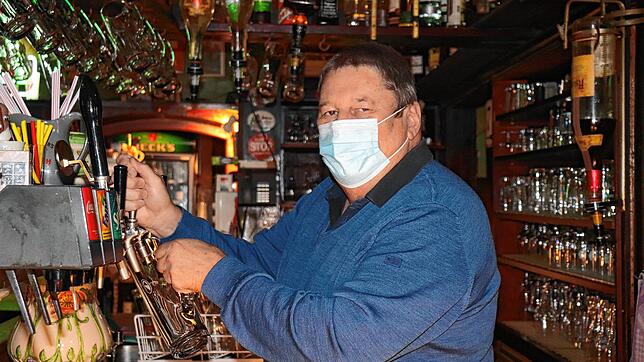 Darf ab Montag vorerst kein Bier mehr zapfen: Galgenhölzle-Wirt Michael Jeckel.