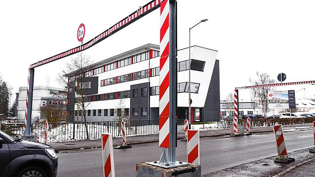 Am Mittwoch ist erneut ein Lastwagen in die neue Höhenbegrenzung vor der Brücke in der Peterzeller Straße gekracht. Der Unfall ereignet ...
