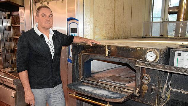 Bäckermeister Clemens Pfeiffer – hier in der Backstube an einem Holzofen – leitet seit 1993 die Bäckerei und Konditorei Pfeiffer Beck in ...