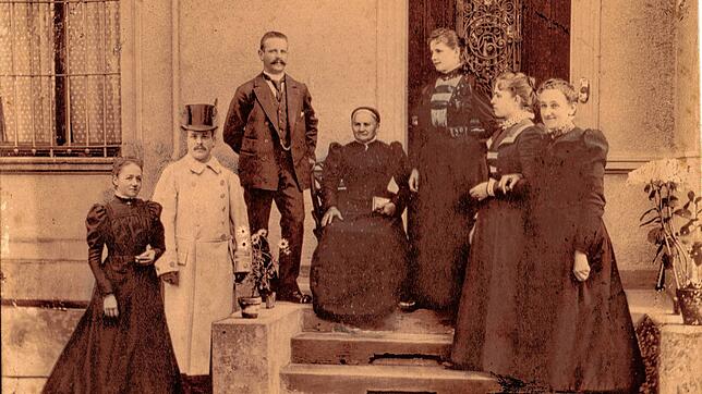 Mary Codman (sitzend) mit ihrem Hofstaat am Eingang zum Schlössle. Als zweiter von links ist ihr namentlich nicht bekannter Kutscher zu ...