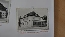 Die Volksbank baute in der Bahnhofstraße 1952 neu. Als die Räumlichkeiten nicht mehr reichten, erweiterte und renovierte sie 1963 das ...