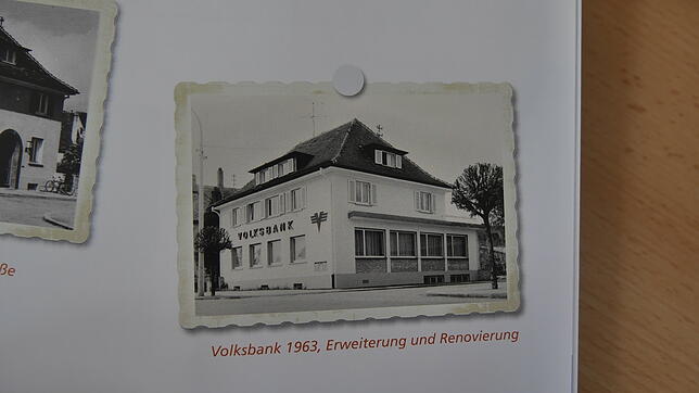 Die Volksbank baute in der Bahnhofstraße 1952 neu. Als die Räumlichkeiten nicht mehr reichten, erweiterte und renovierte sie 1963 das ...
