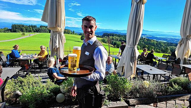 Simon Feldheim gefällt die Arbeit im Service, weil er da viel Gästekontakt hat. Er hat auf dem Höchsten Hotelfachmann gelernt.